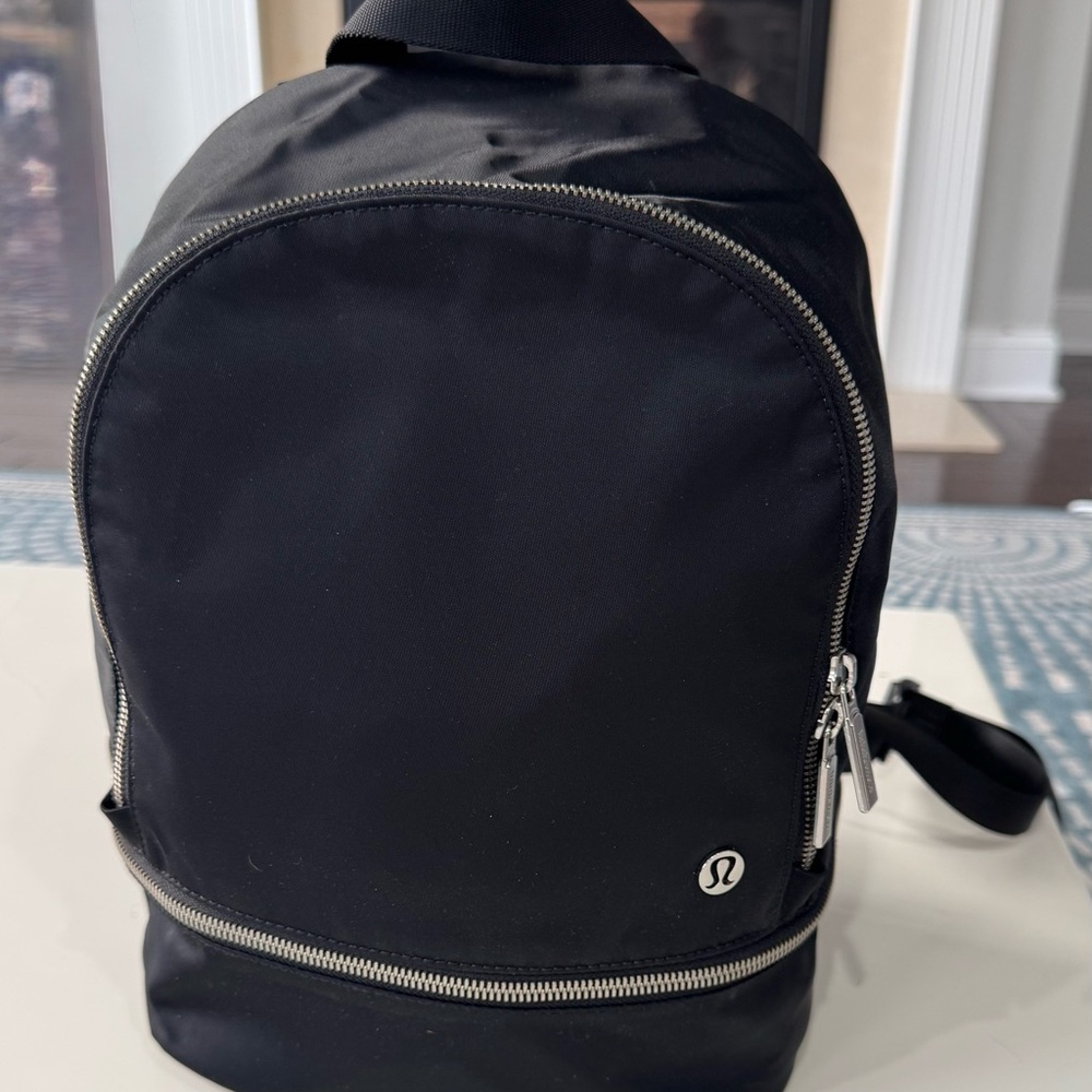 Lululemon city adventurer mini 11L